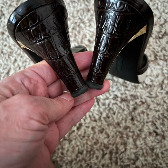 Etienne Aigner Black and Cream Heels with Elegant Design - Picture 2 of 6